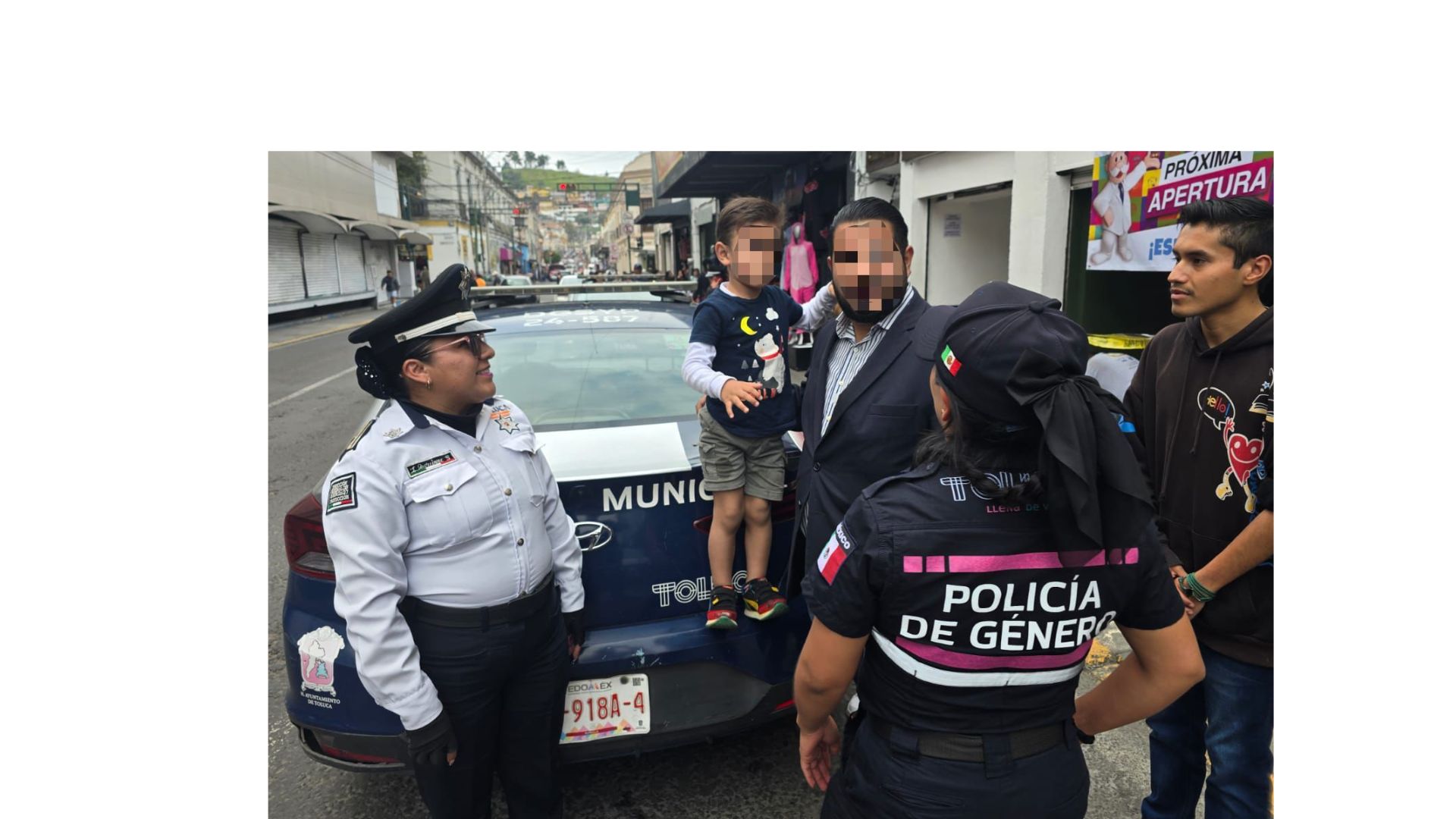 Policía municipal de Toluca pone a salvo a niño que deambulaba en el centro de Toluca.