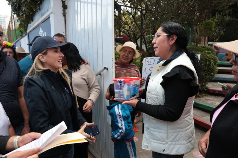 Romina Contreras platica con vecinos