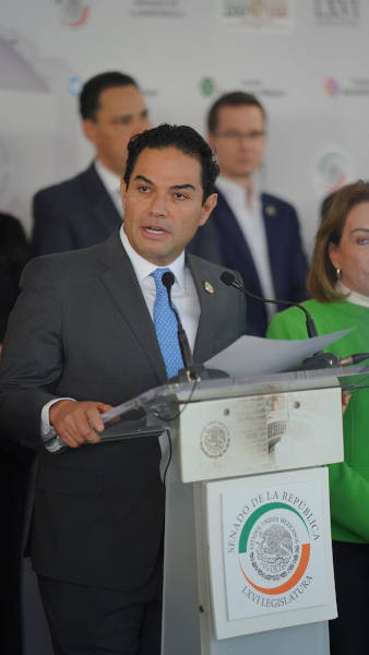 Senador Enrique Vargas vertical