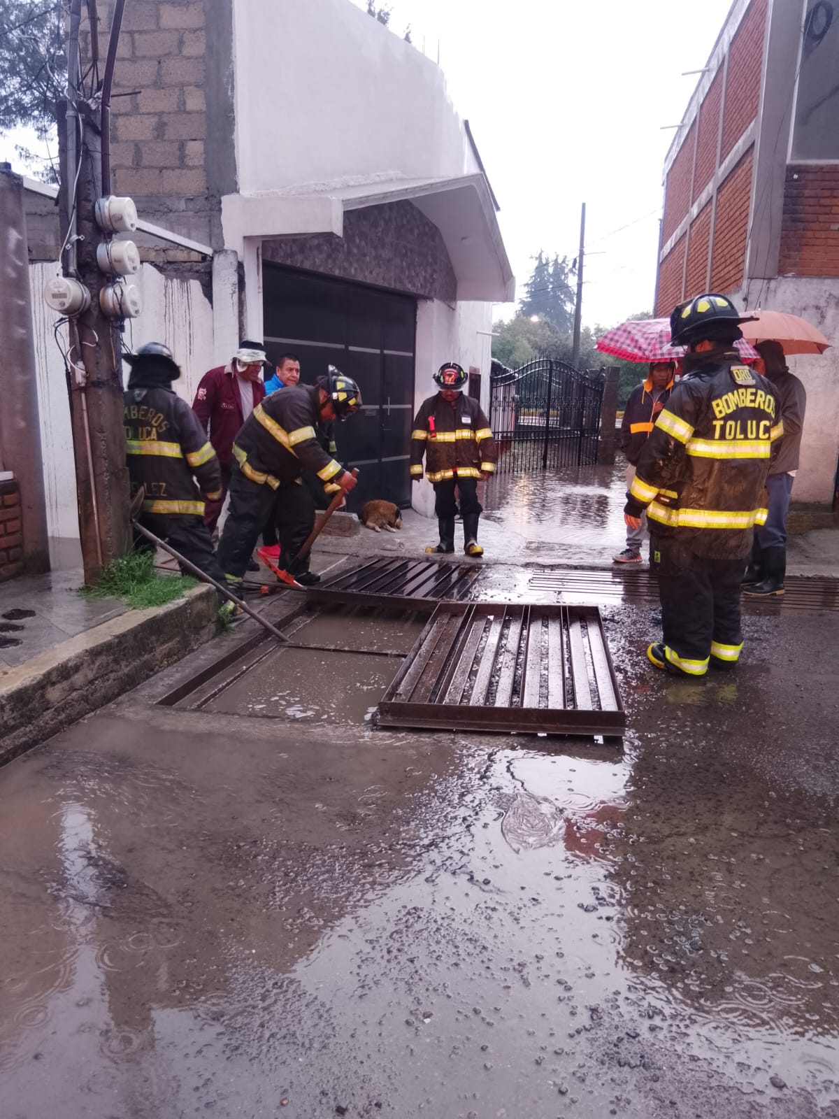 Toluca_lluvias_bomberos.jpeg