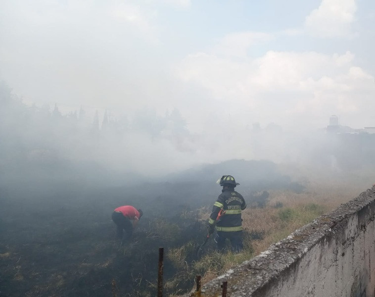 quema pasto bomberos